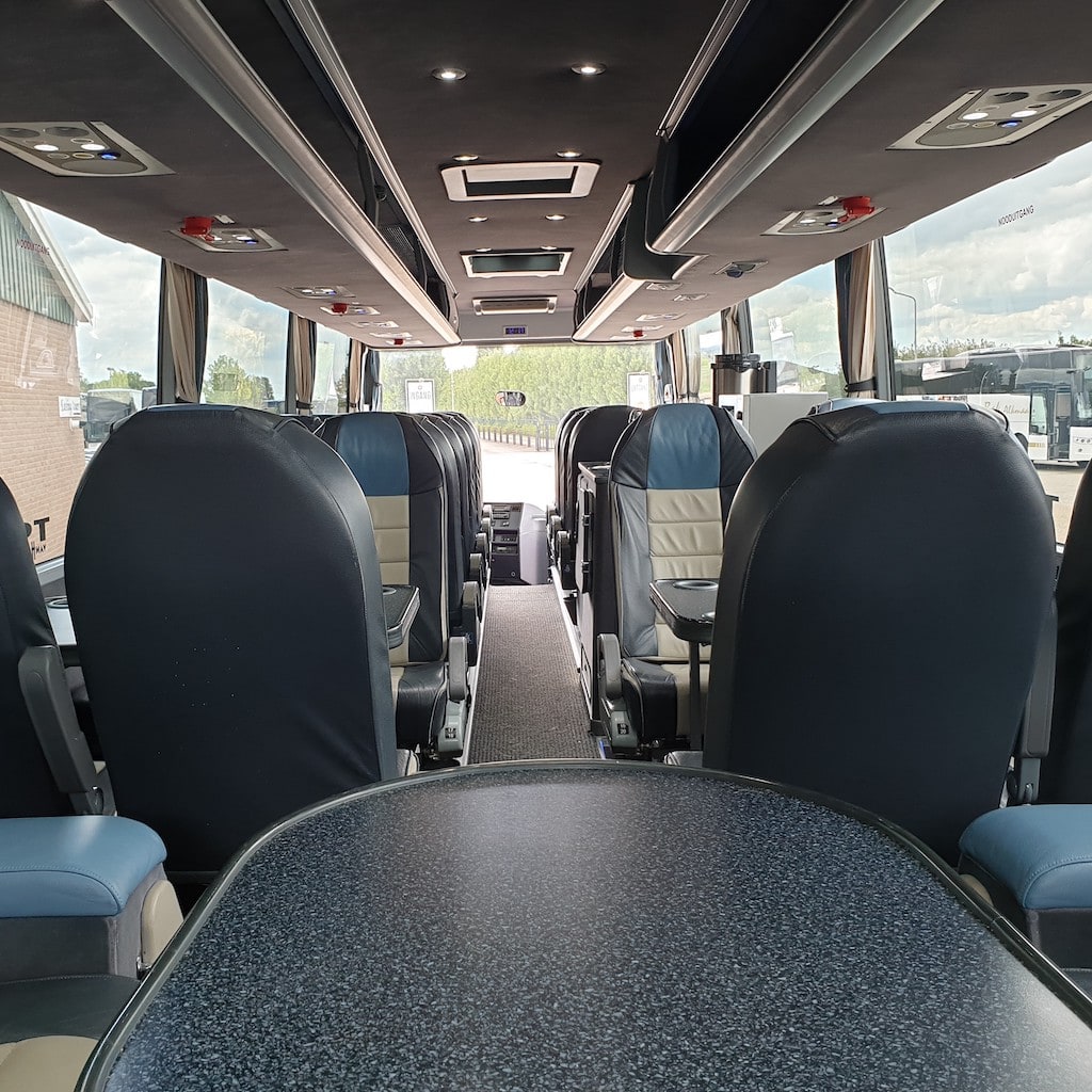 Vipbus Naar Voren - Kassing tours